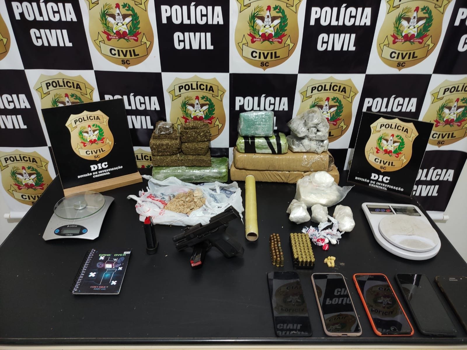 Homem é preso por tráfico de drogas, posse ilegal de arma de fogo e receptação, em Timbó