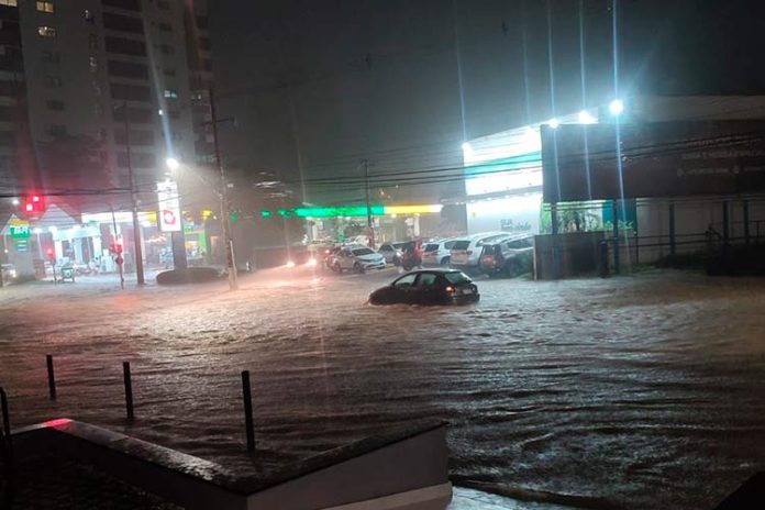 Forte chuva causa caos em Blumenau