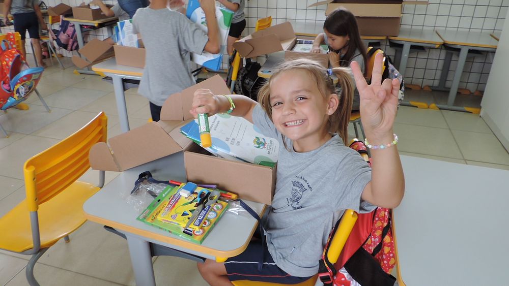 REPORTAGEM: Alunos e professores da rede municipal de Rio do Campo recebem kit de material escolar