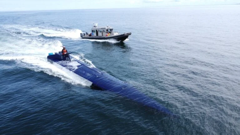 Submarino é apreendido com R$170 milhões em cocaína