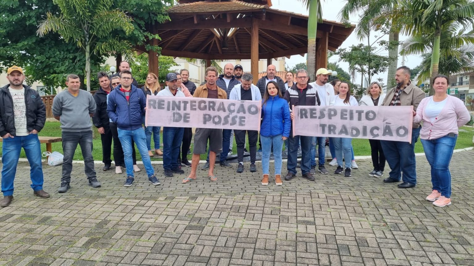 Manifestação pacífica pela reintegração de posse da Gruta do Tigre aconteceu em Rio do Oeste