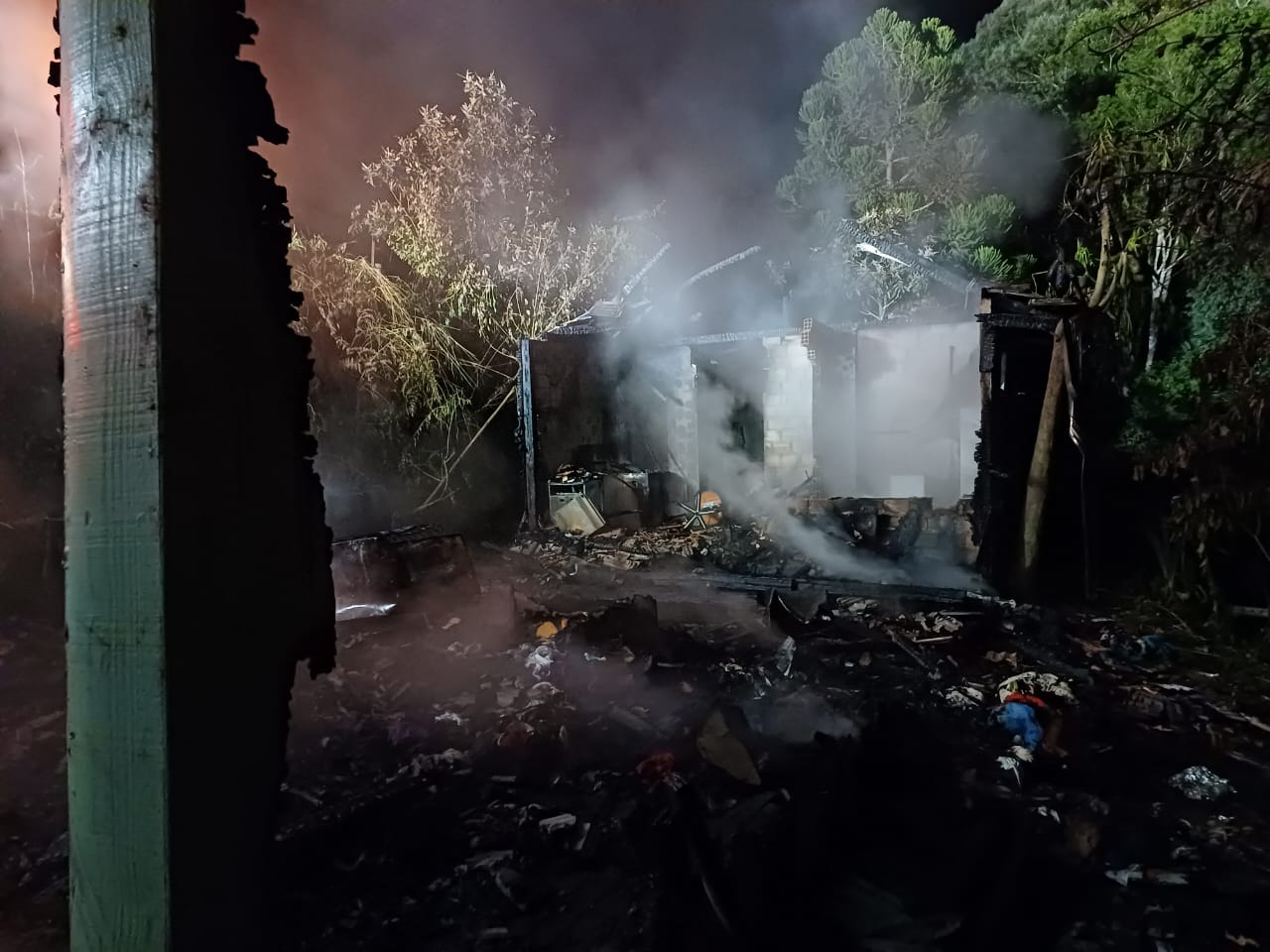 Incêndio destrói residência em Salete; Polícia suspeita de ser criminoso