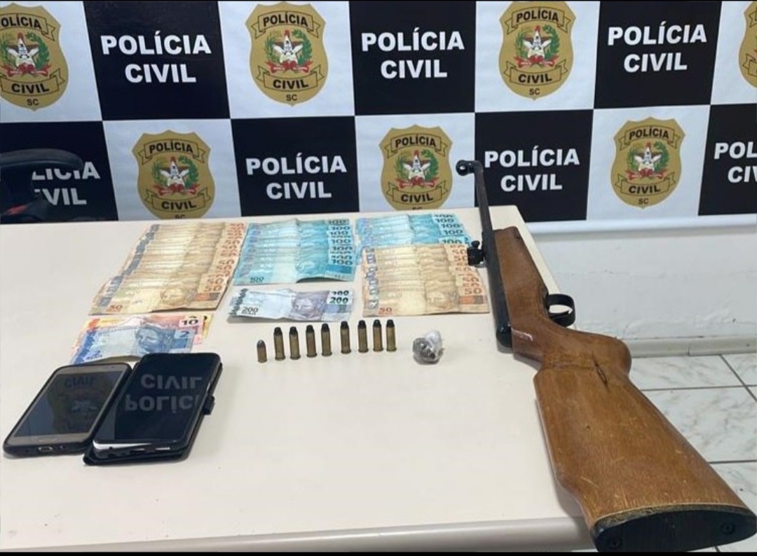 Polícia Civil prende duas pessoas e apreende arma, munições e drogas em Alfredo Wagner