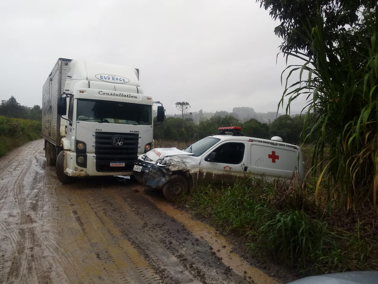 Acidente envolve ambulância de Santa Terezinha, no interior do município