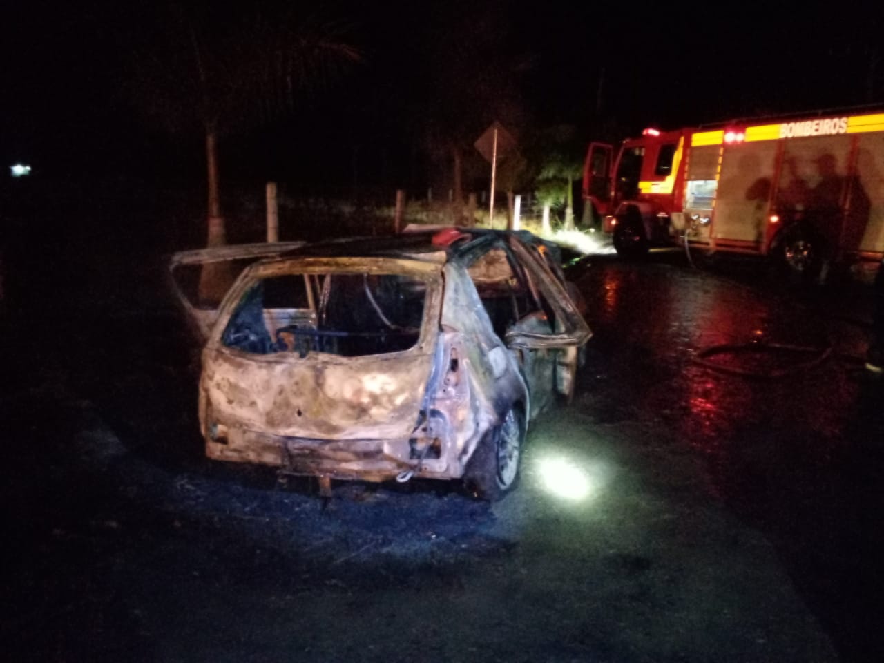Carro é destruído pelo fogo, em Agrolândia