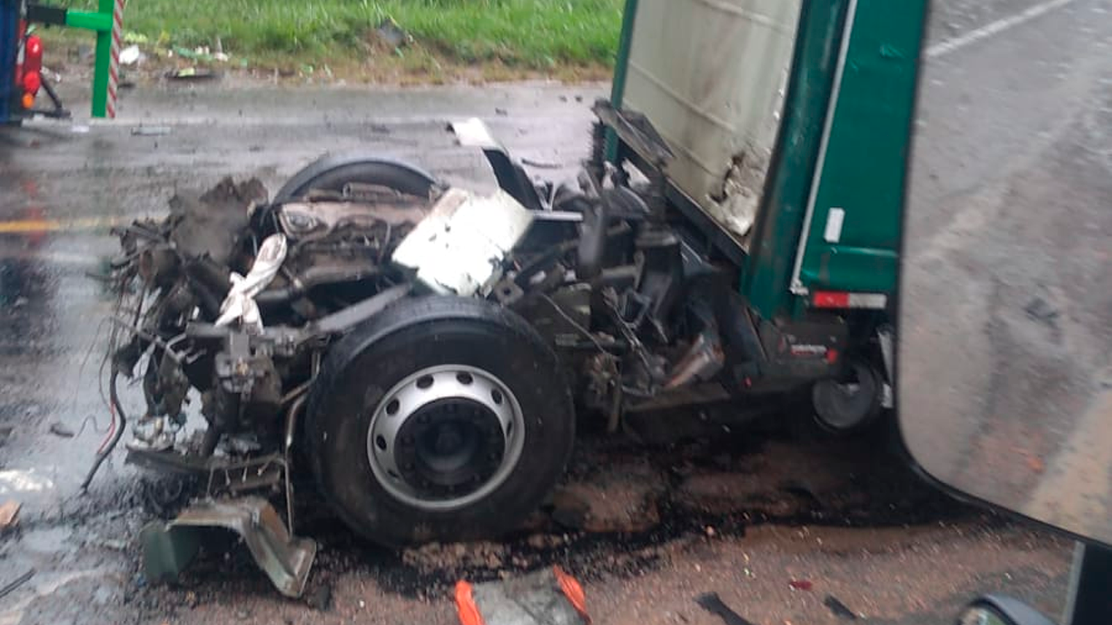 Grave acidente entre caminhão e carreta é registrado na BR-470 em Lontras