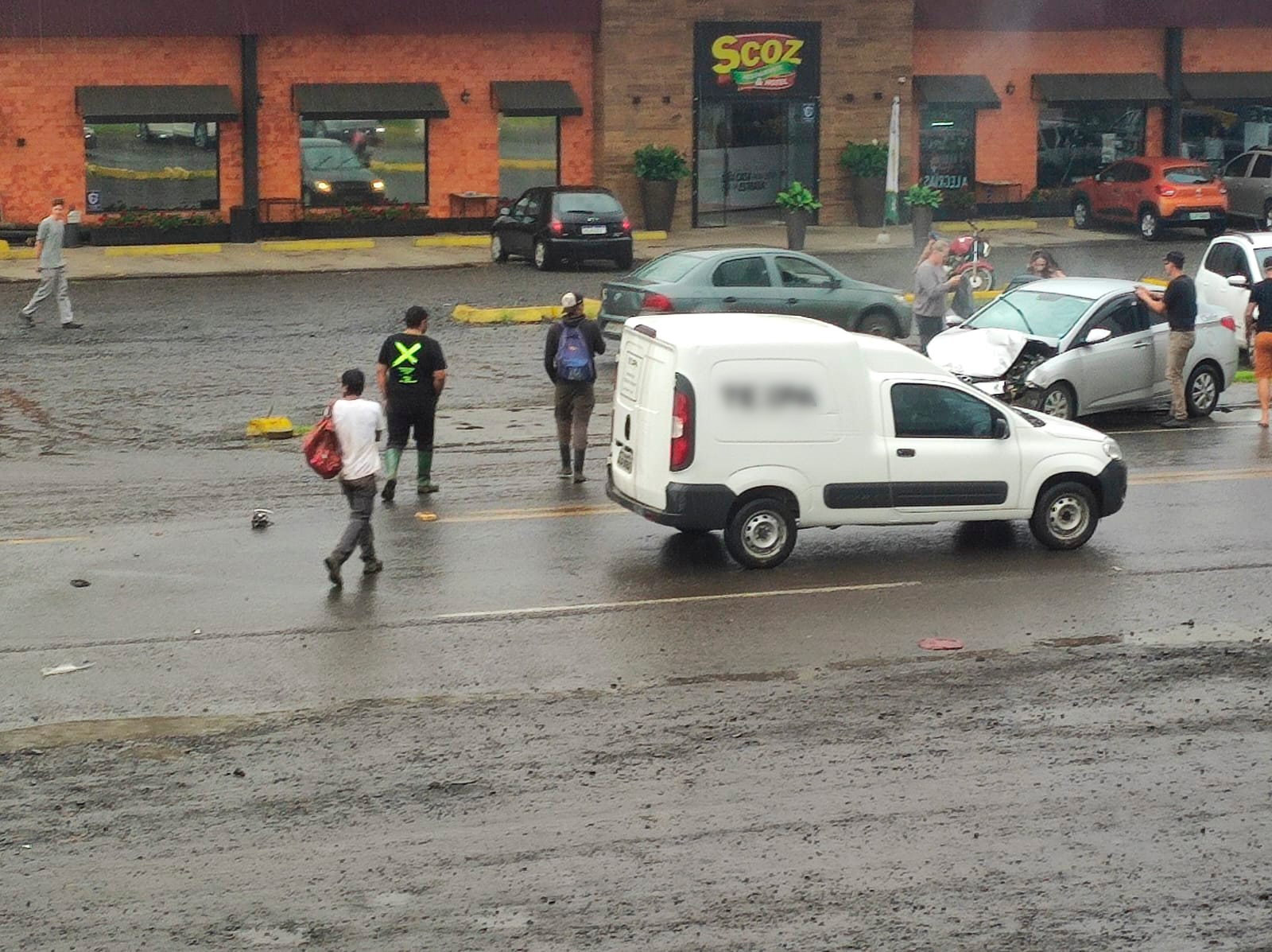 Colisão entre carro e caminhão é registrado na BR-470 em Pouso Redondo