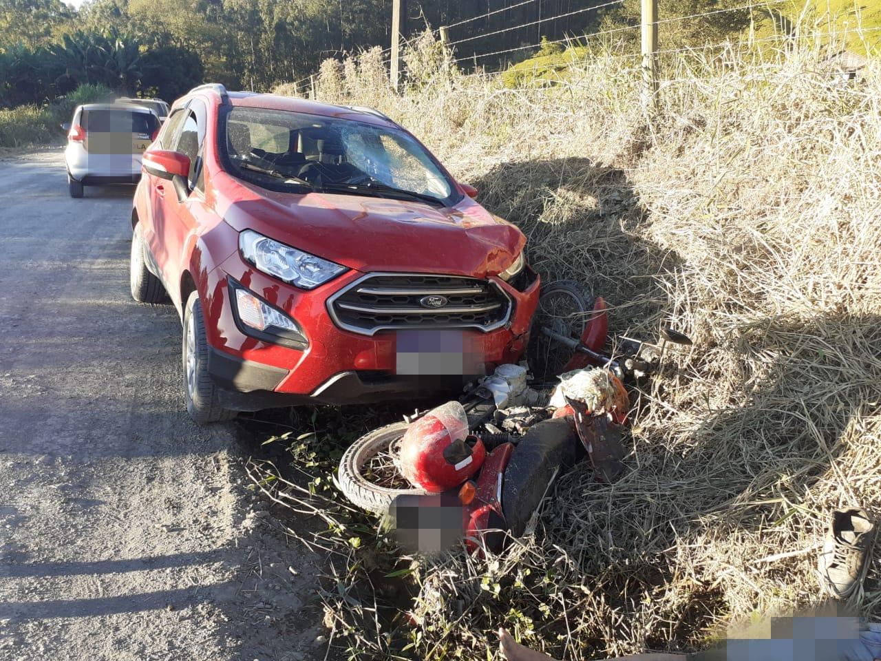 Colisão frontal entre carro e moto deixa homem ferido em Agrolândia