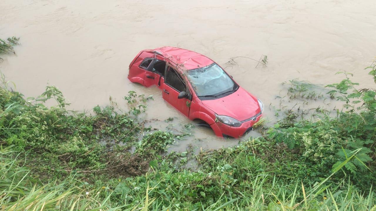 Veículo sai de pista, bate em poste e cai dentro de rio em Trombudo Central