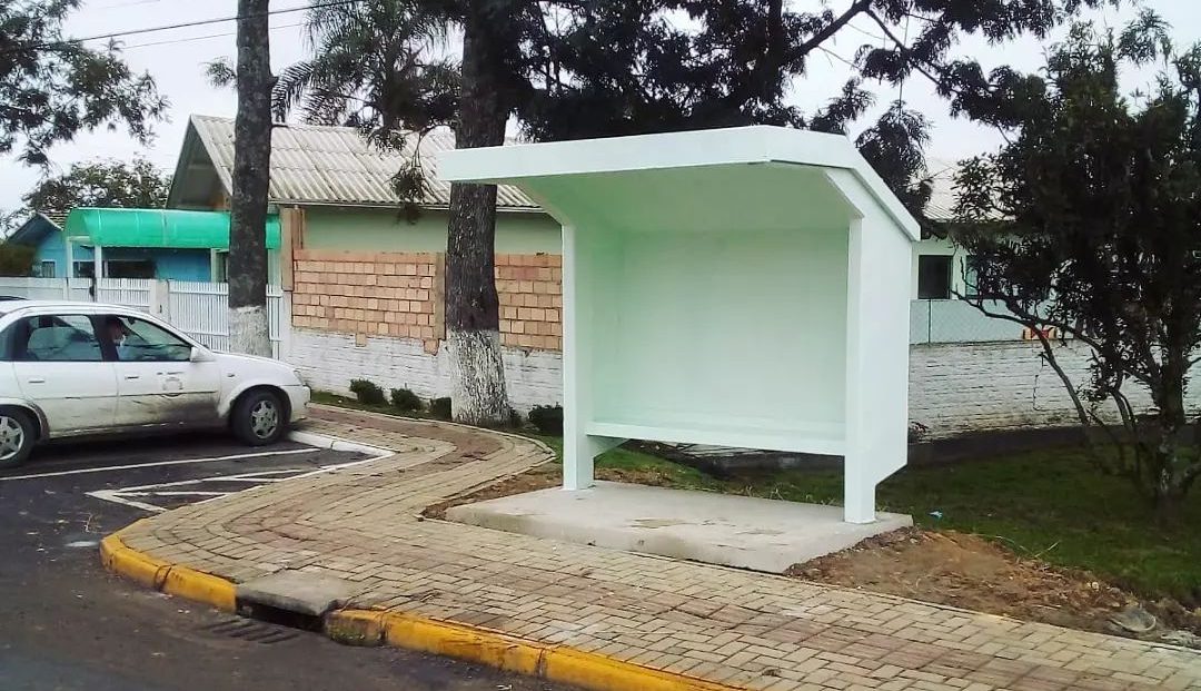 Prefeitura instala cinco novos pontos de ônibus em Pouso Redondo