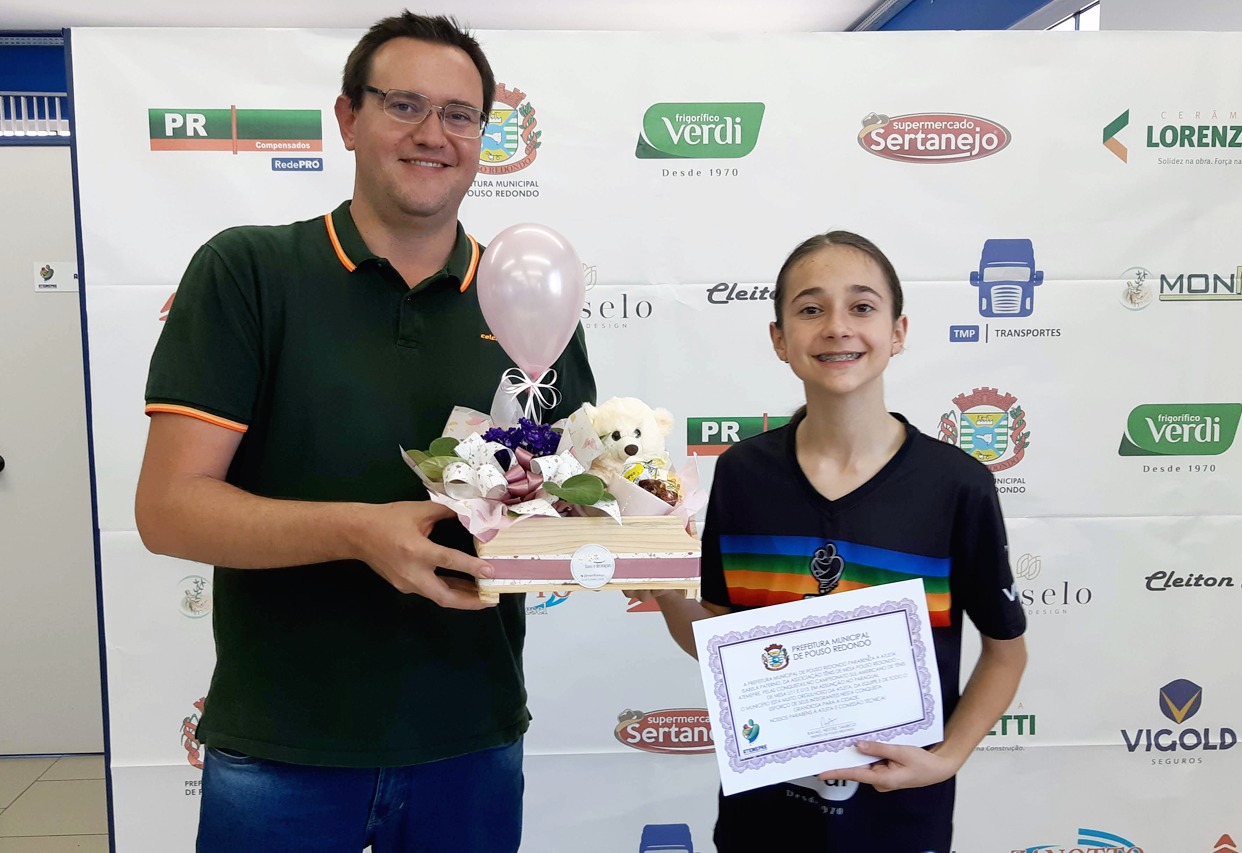 Prefeito de Pouso Redondo entrega homenagem à atleta Isabela Paterno, campeã sul-americana de tênis de mesa
