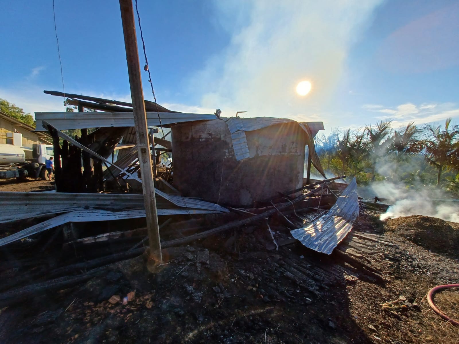 Incêndio destrói galpão agrícola, em Salete