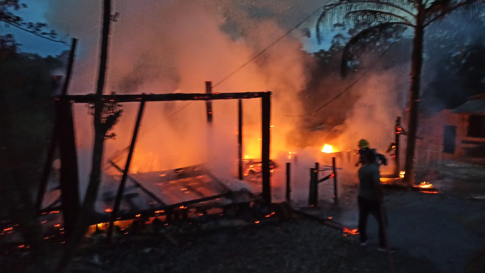 Incêndio destrói residência em Laurentino