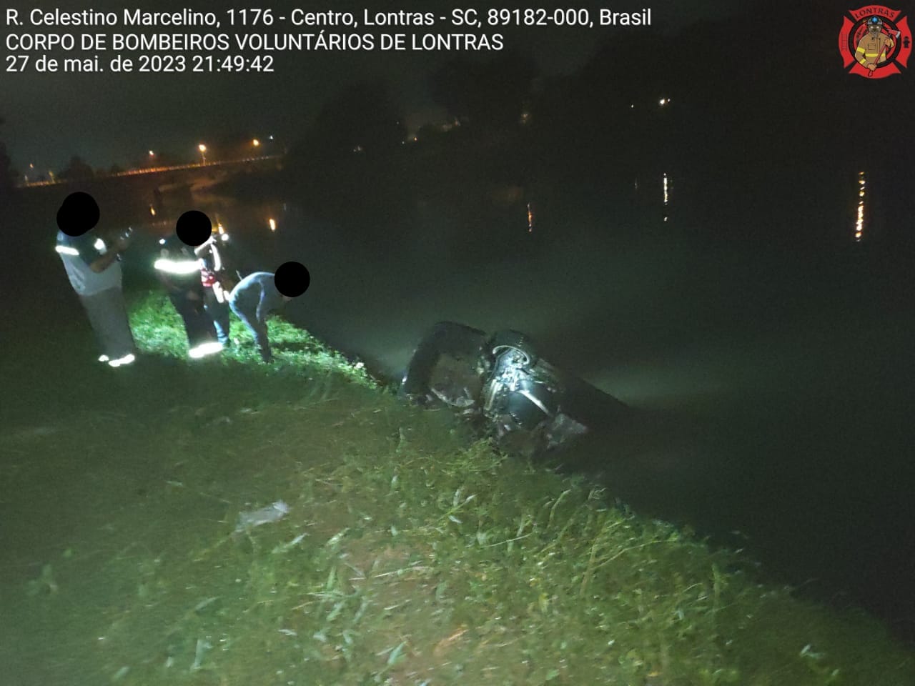 Dois homens morrem após carro cair no rio, em Lontras
