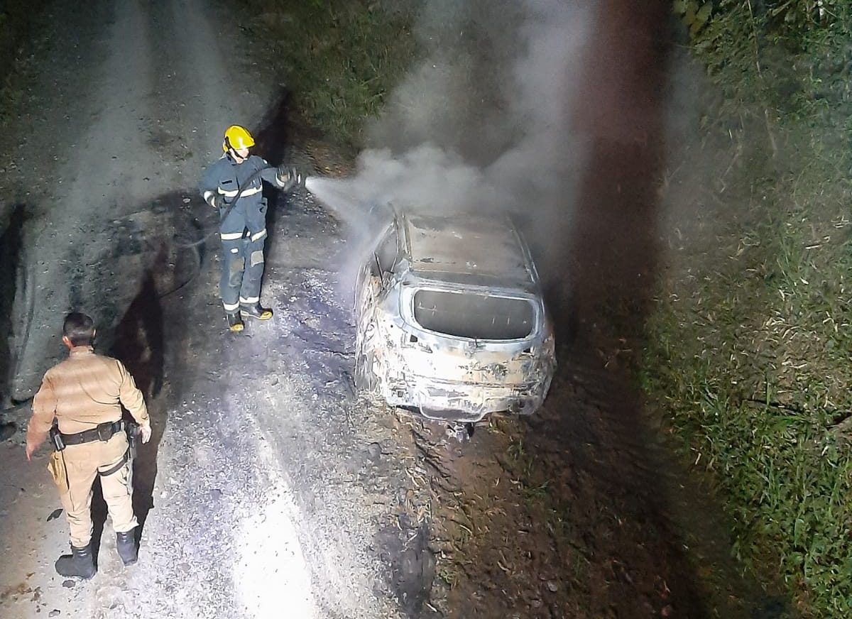 Carro é destruído por incêndio em Chapadão do Lageado