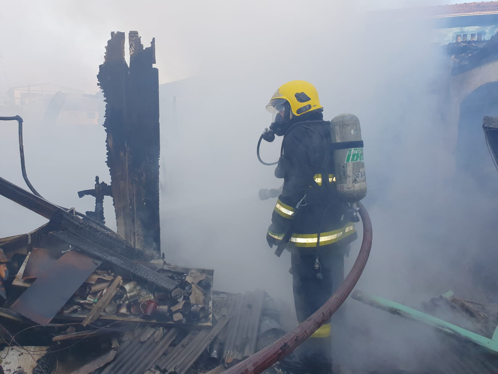 Bombeiros militares combatem incêndio por causa de fogão a lenha em Otacílio Costa