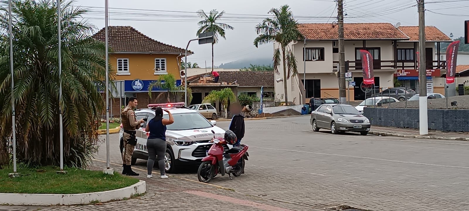 Acidente entre carro e moto é registrado no centro de Taió