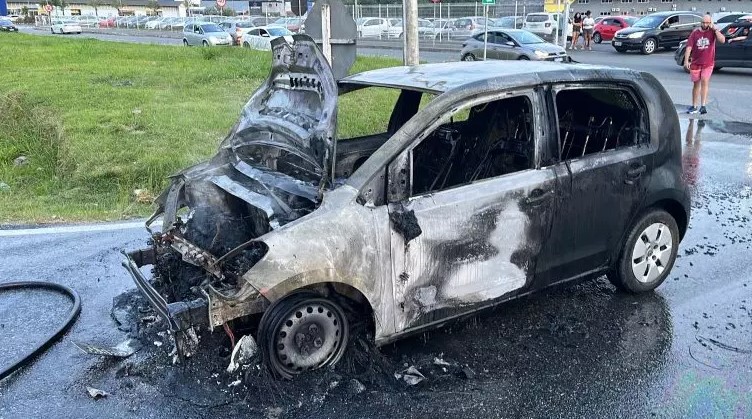 Carro pega fogo na saída de shopping no Vale do Itajaí