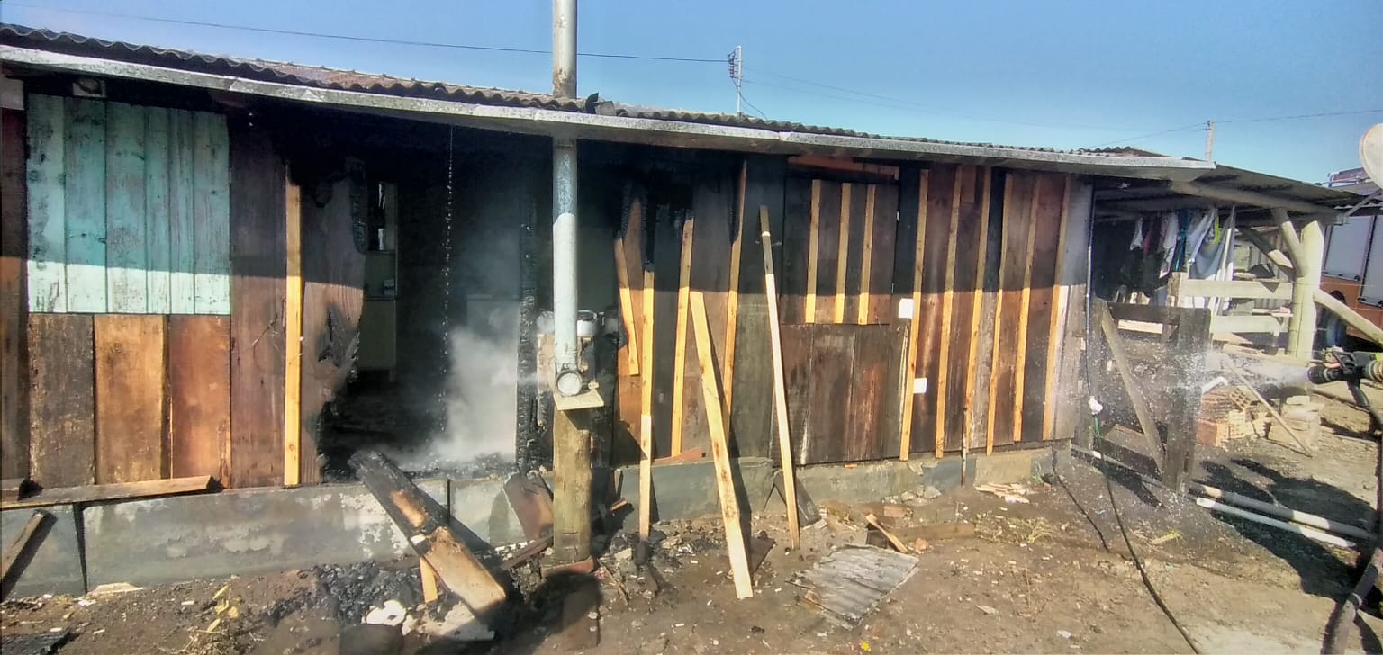 Bombeiros combatem incêndio em residência, em Pouso Redondo
