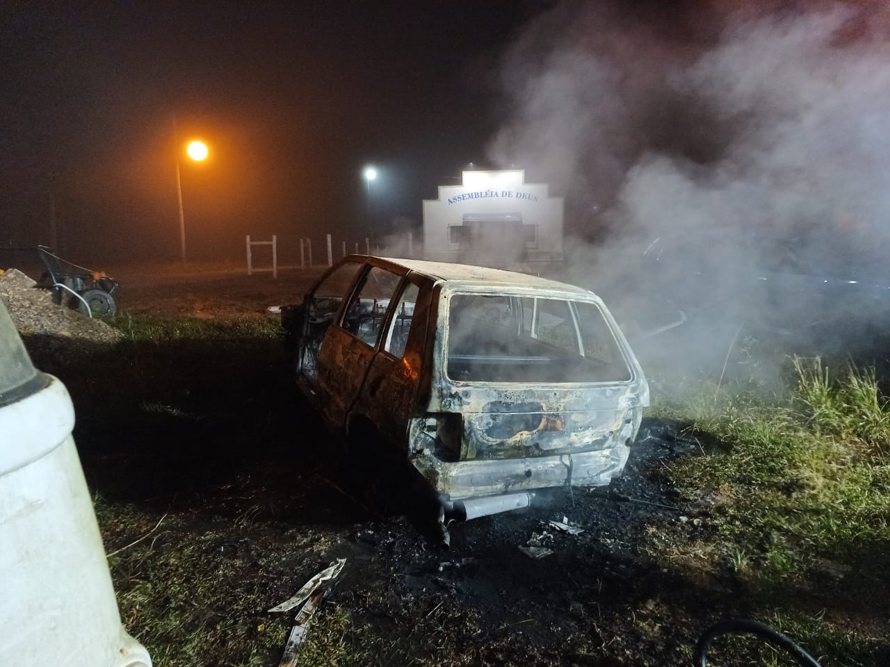 Homem incendeia carro em Ferro Velho, em Salete