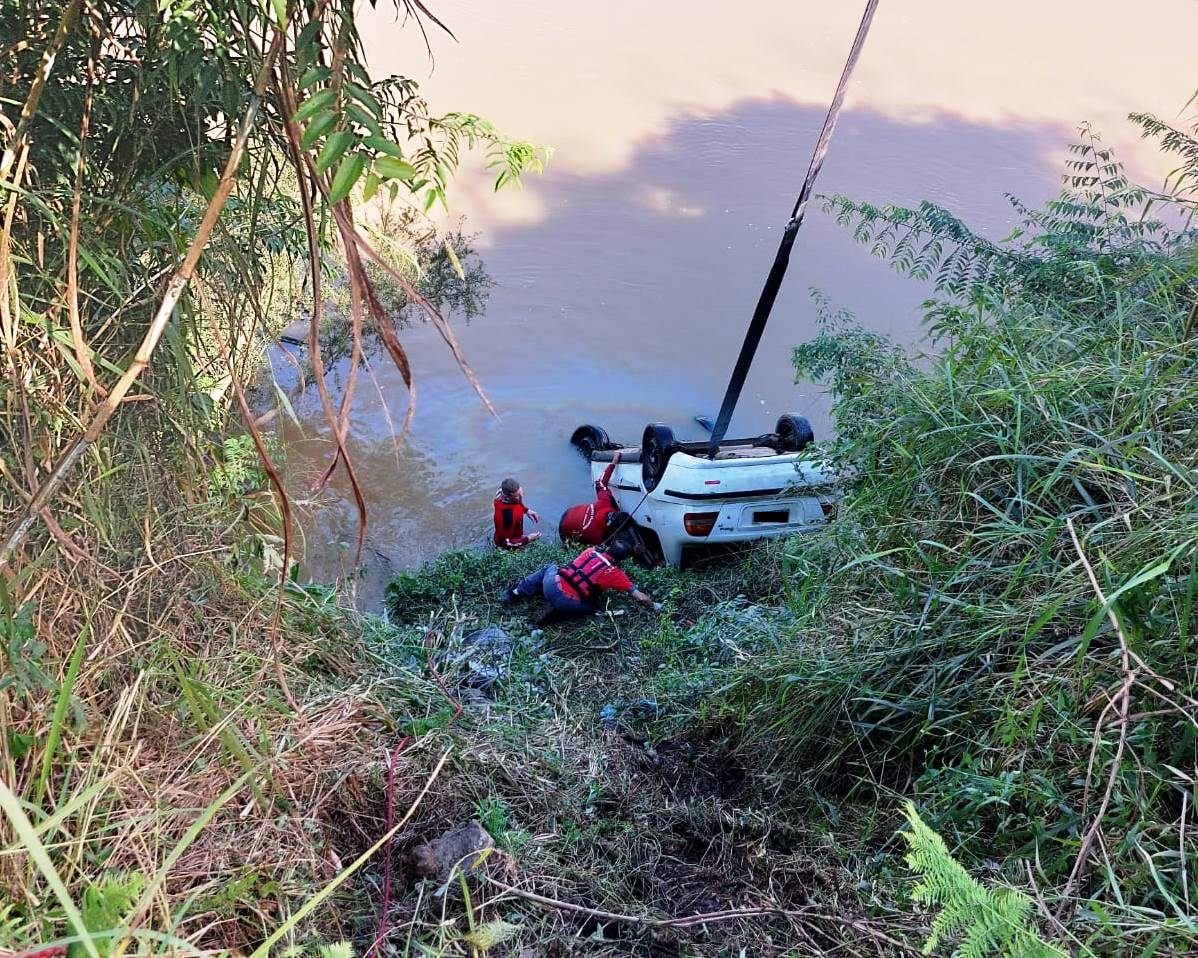 Homem é encontrado por populares dentro do carro boiando em rio no Vale do Itajaí