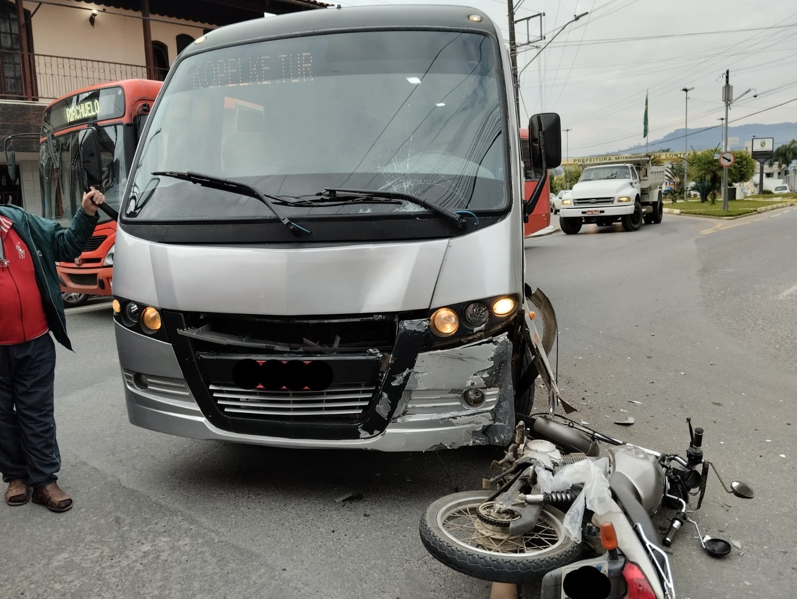 Acidente entre micro-ônibus e moto deixa feridos em Lontras