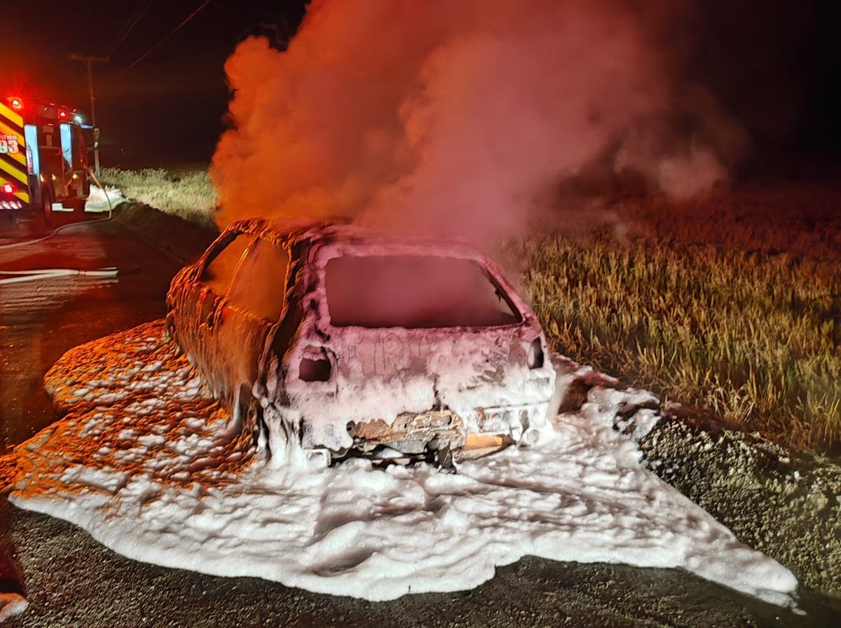 Carro é destruído por incêndio em Agrolândia