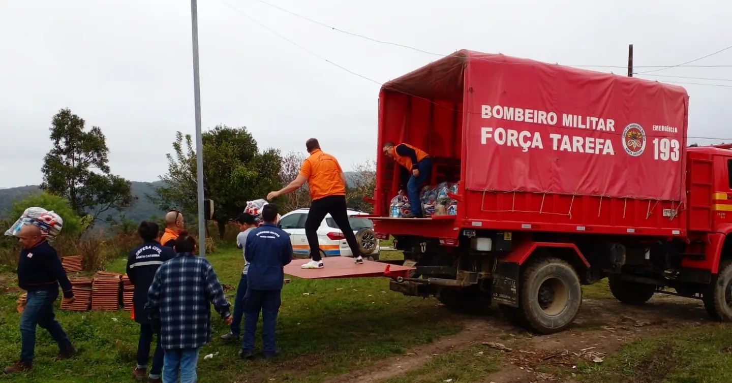 Batalhão de Rio do Sul e Defesa Civil atuam em ajuda humanitária, no Alto Vale