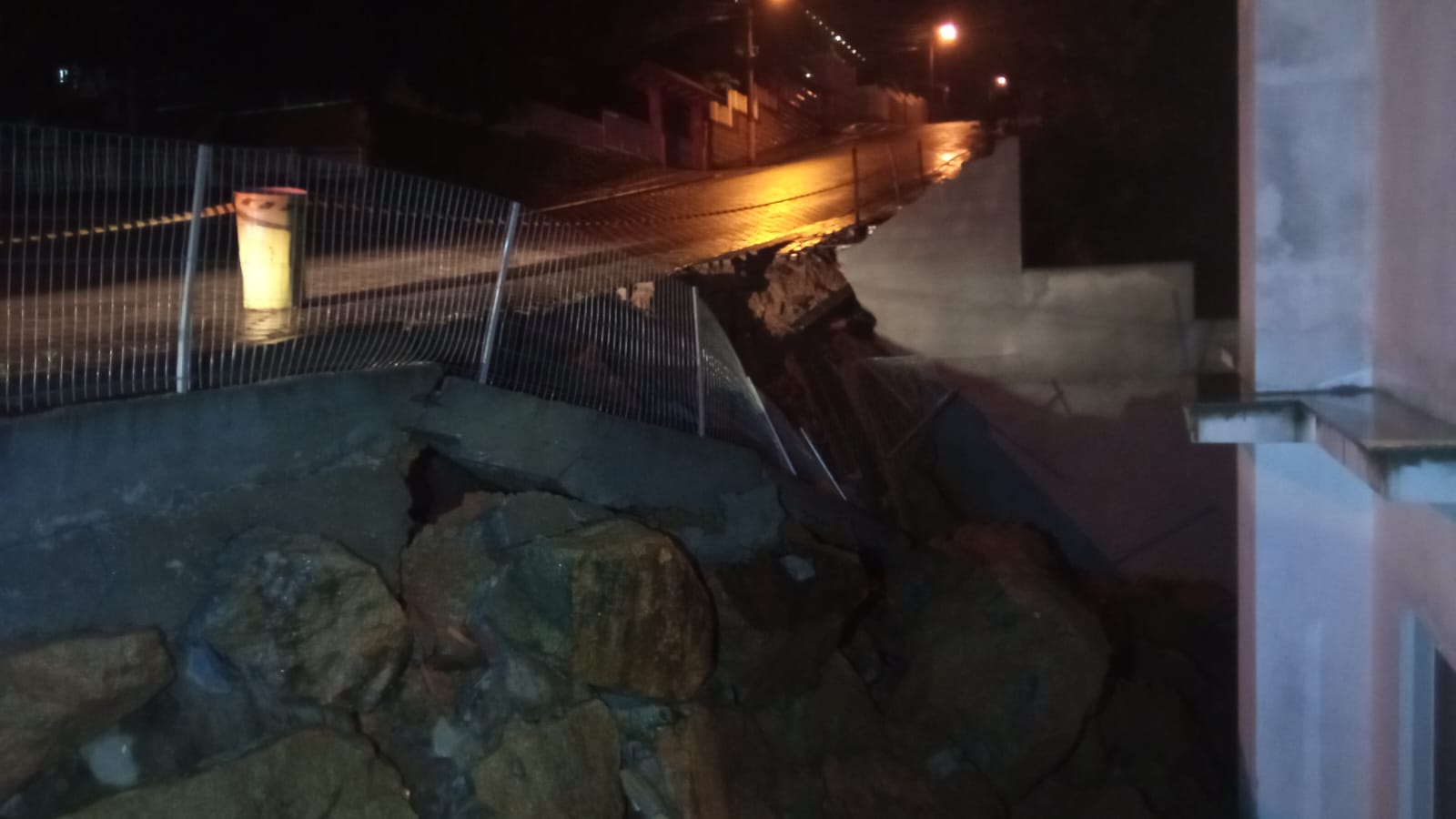 Muro de contenção e calçada desmoronam por causa das chuvas no Alto Vale