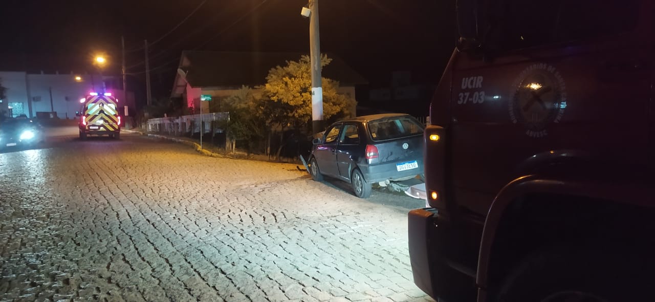 Carro colide em poste e motorista fica gravemente ferido em Presidente Getúlio