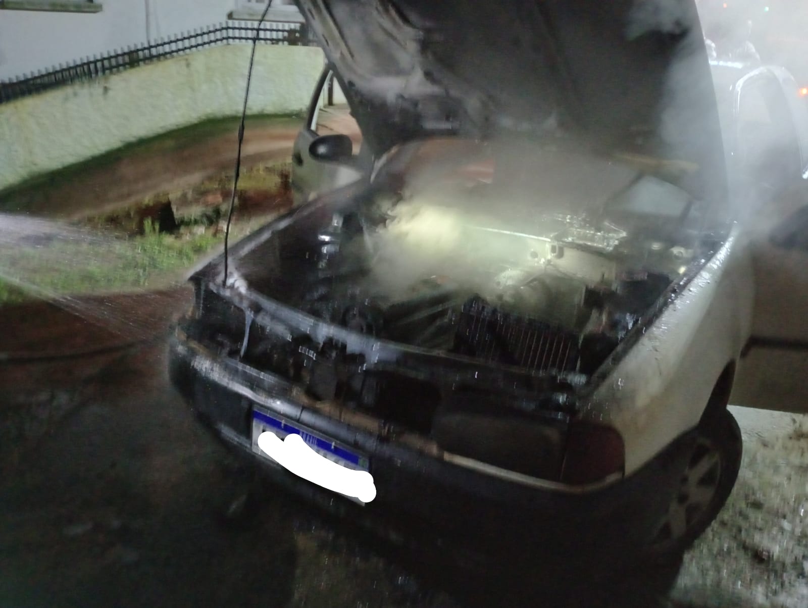 Incêndio destrói veículo no Centro de Ituporanga