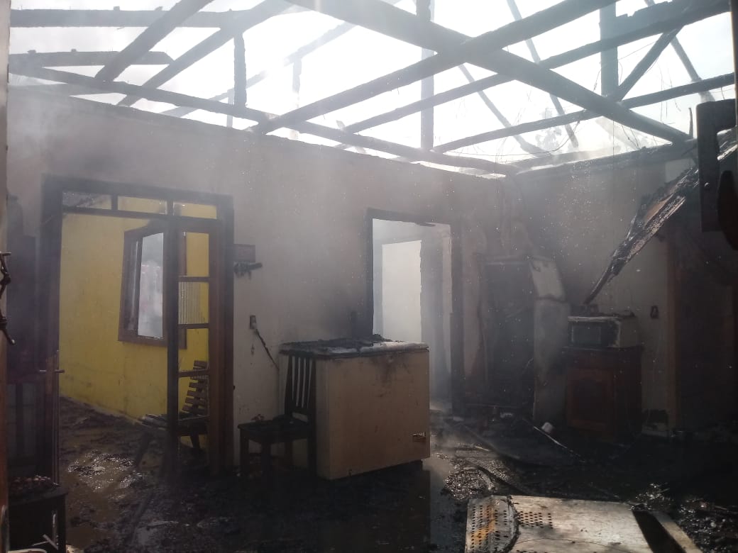 Casa fica destruída após pegar fogo em Pouso Redondo