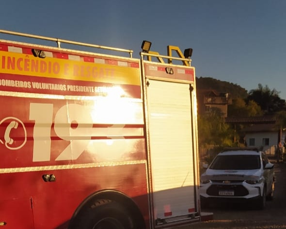Bombeiros Voluntários de Presidente Getúlio atendem princípio de incêndio em residência
