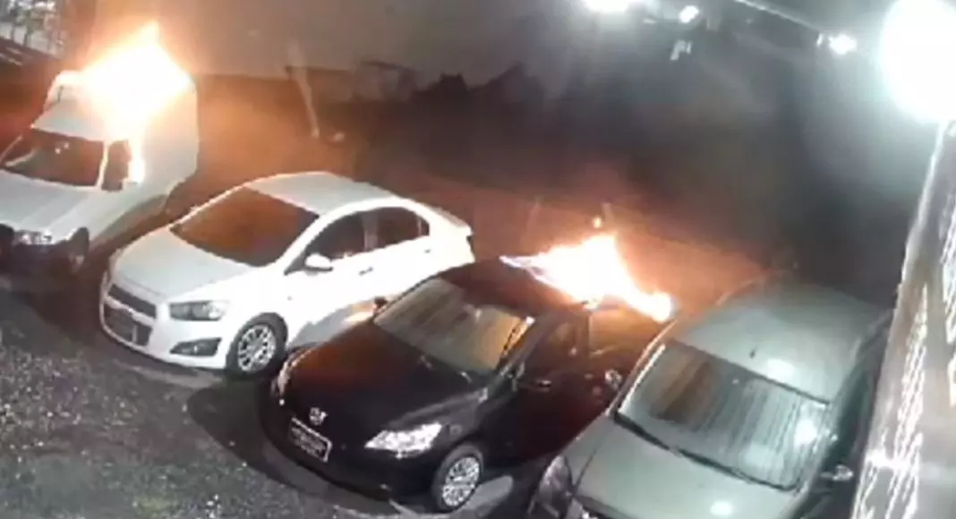Câmera flagra homens colocando fogo em revendedora de carros no Vale do Itajaí