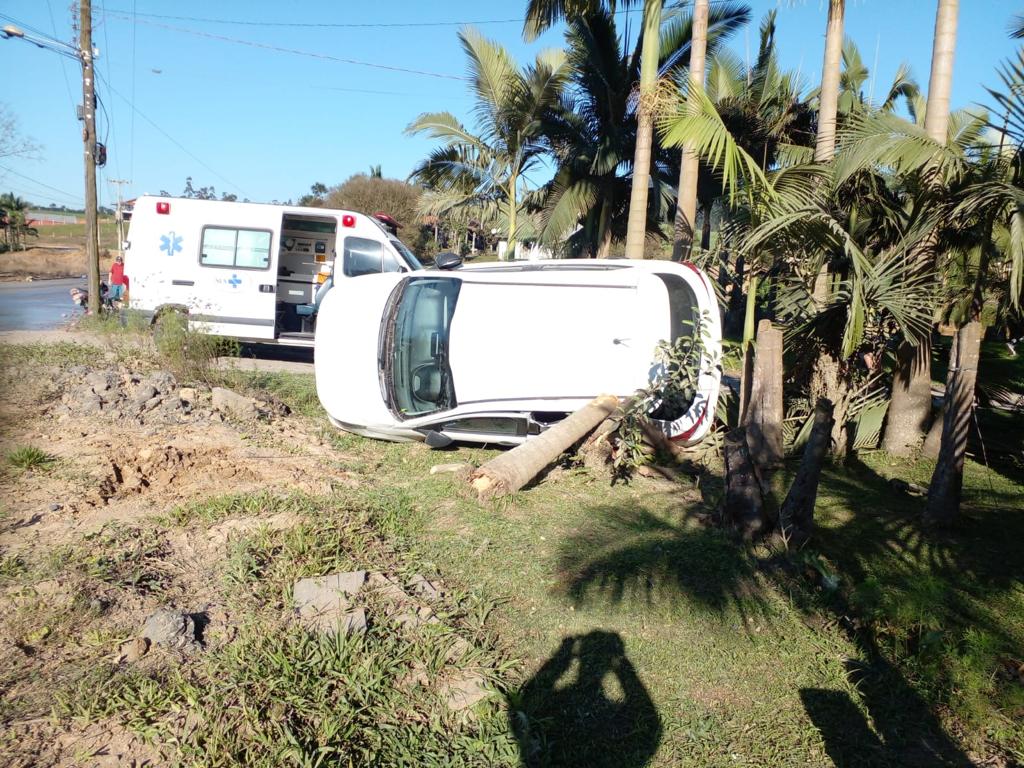 Motorista perde controle do veículo e capota, em Witmarsum