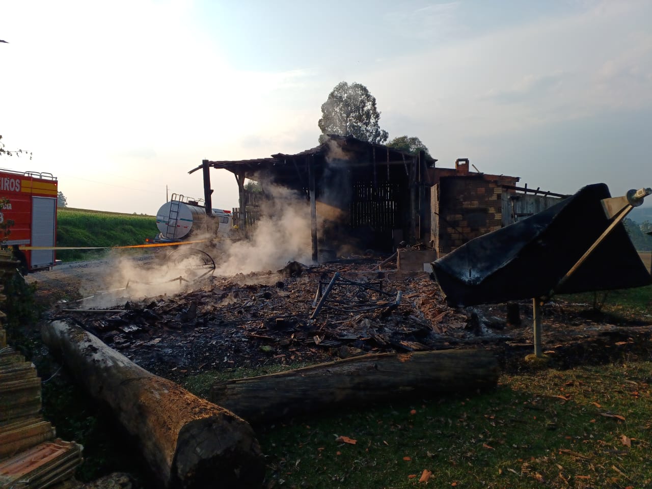 Casa é totalmente destruída por incêndio no Alto Vale