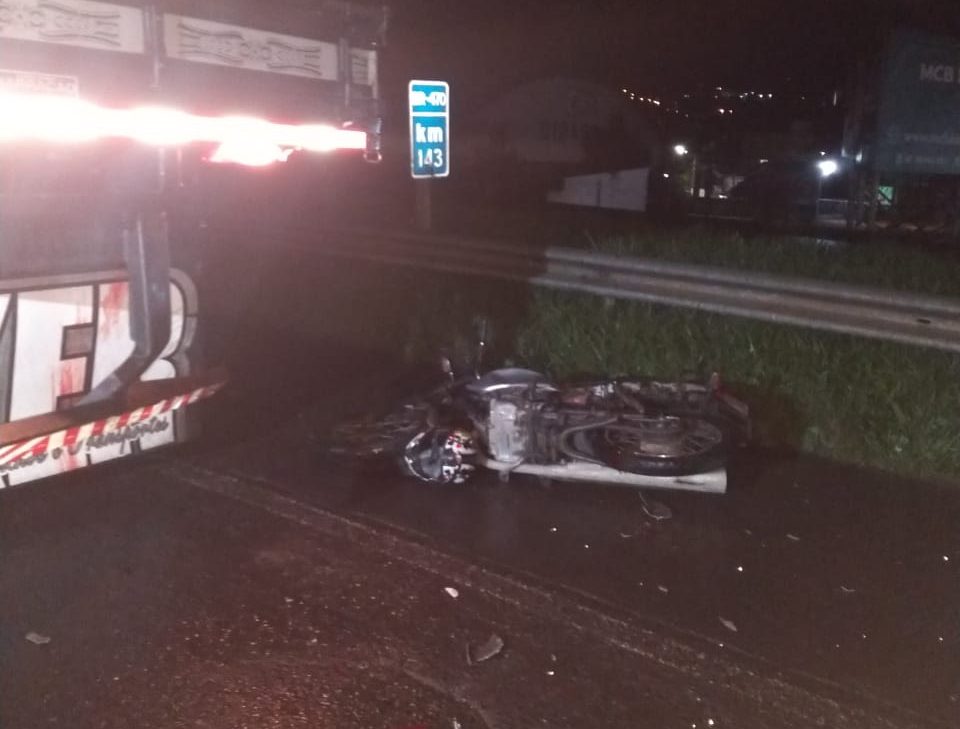 Motociclista fica gravemente ferido após colidir na traseira de caminhão na BR-470 em Rio do Sul