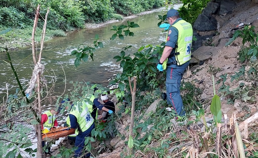 Homem fica ferido após cair de barranco de 7 metros no Vale do Itajaí