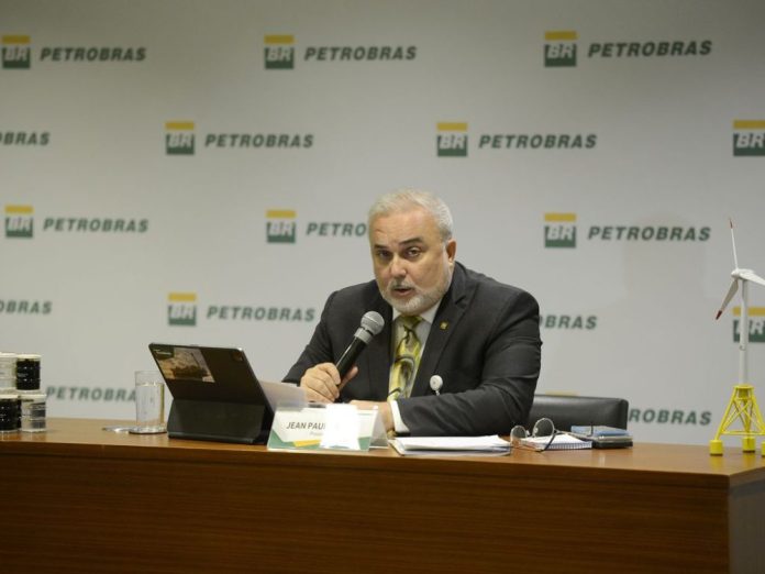 Presidente da Petrobras reclama de alta do preço da gasolina nos postos