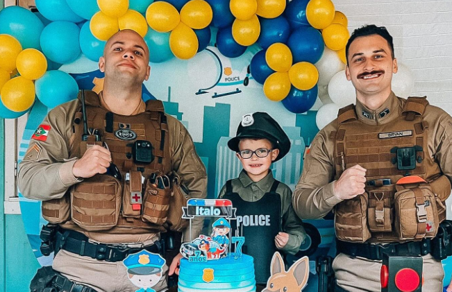 Menino de 7 anos realiza sonho de celebrar aniversário com a PM em Ibirama