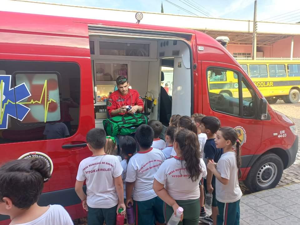 Bombeiros Voluntários de Vitor Meireles recebem visita dos alunos da escola municipal