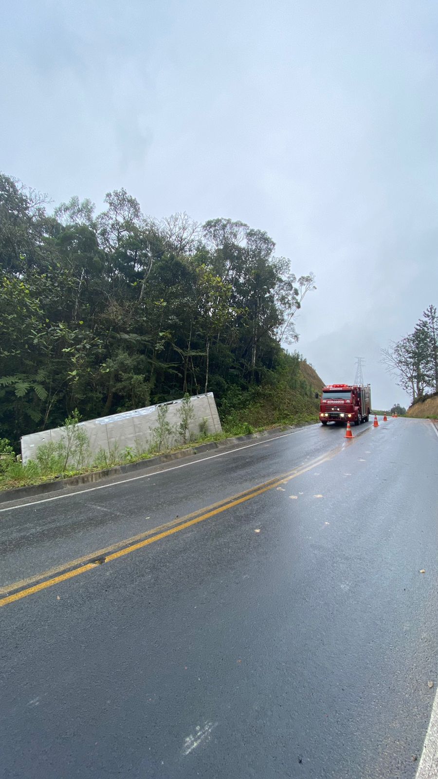Caminhão sai de pista na Serra do Tucano em Presidente Getúlio