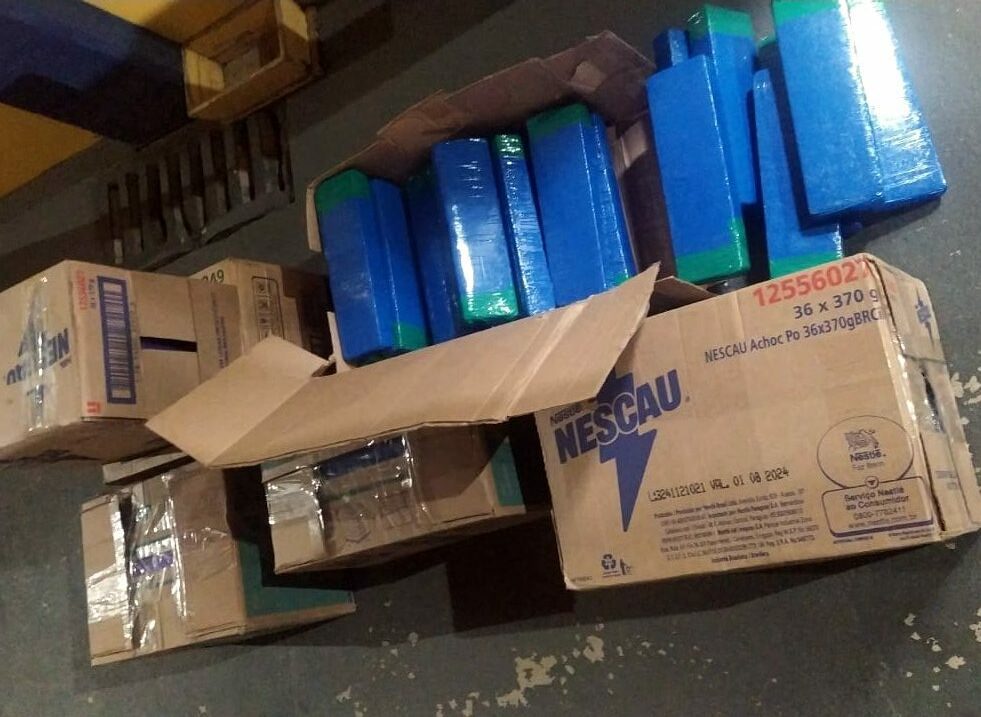 PRF prende motorista flagrado com 108 quilos de droga escondidos em caixas de achocolatado em SC