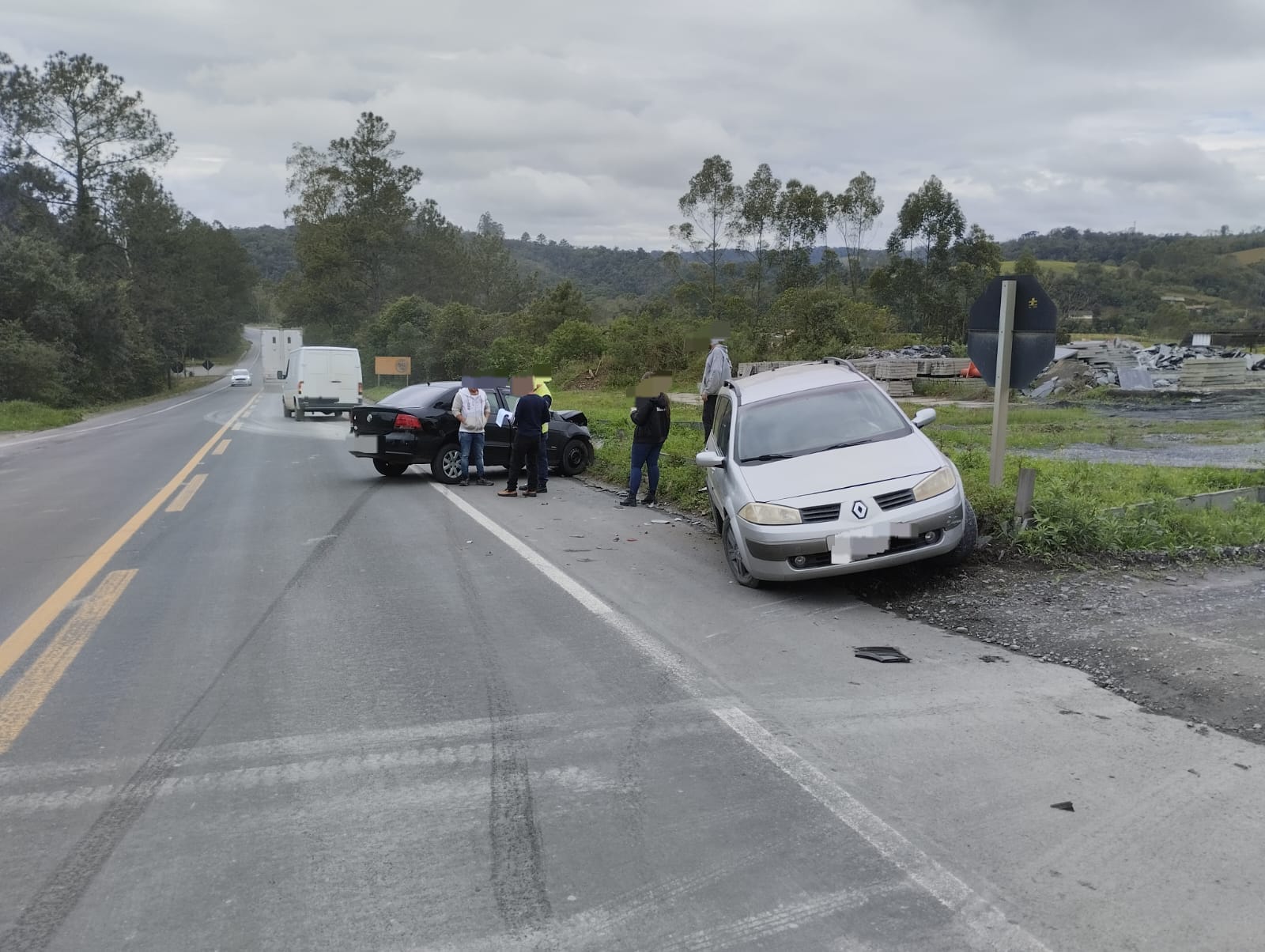 Acidente entre dois carros deixa mulheres feridas na BR-470