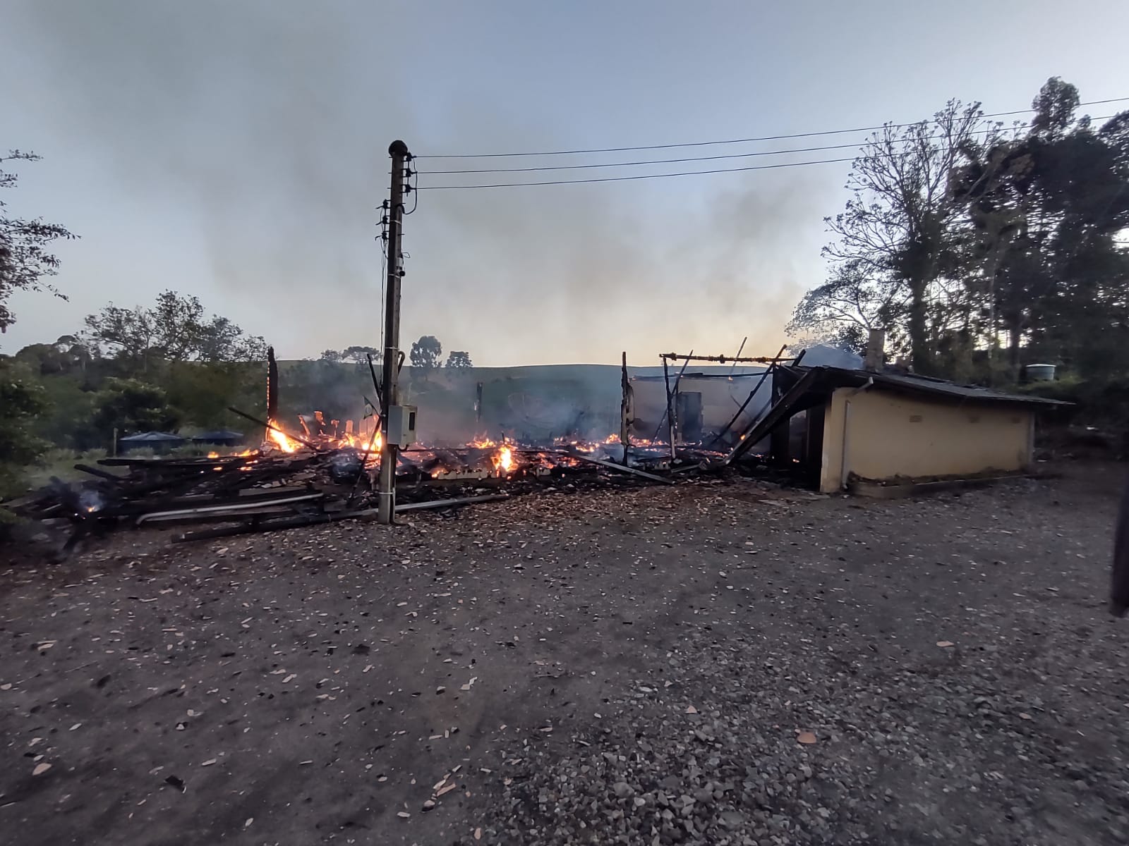 Homem sofre queimaduras após incêndio em residência, em Ituporanga