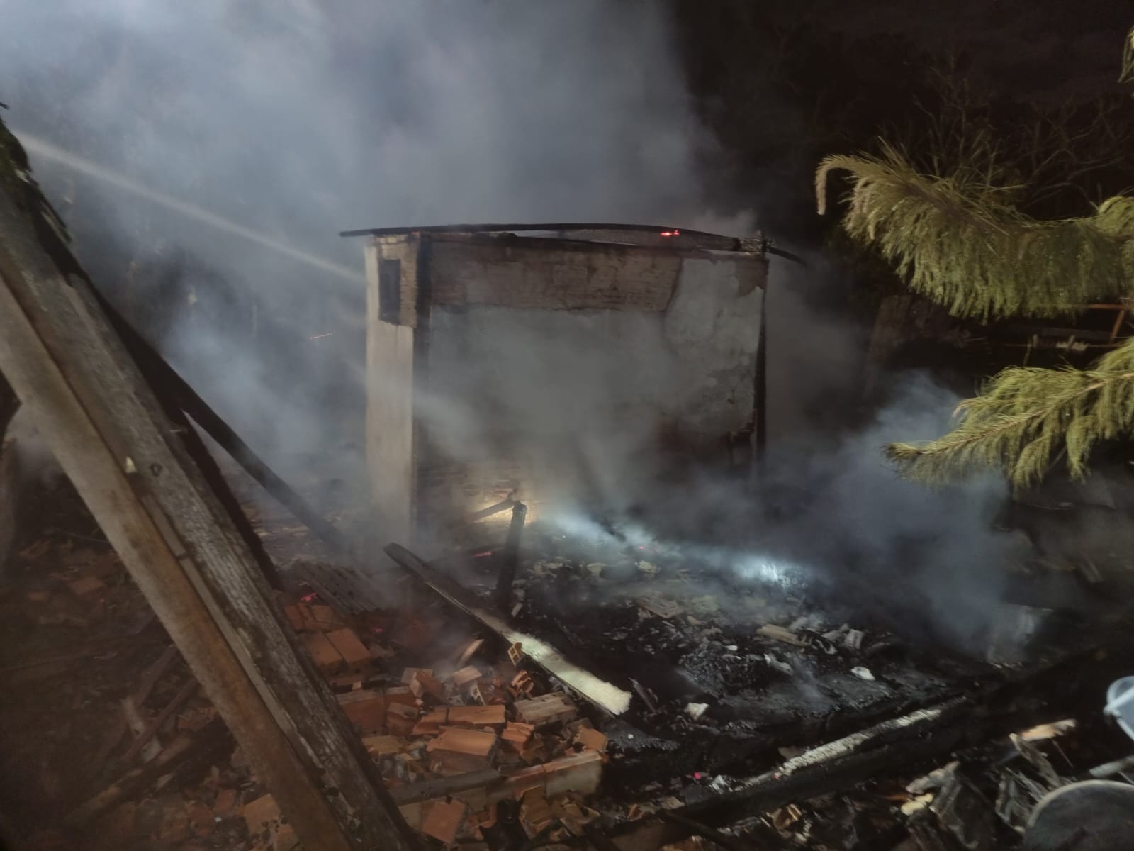 FOTOS: Incêndio destrói residência em Salete