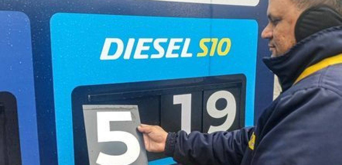Diesel deve ficar R$ 0,10 mais caro nesta terça com volta de impostos federais