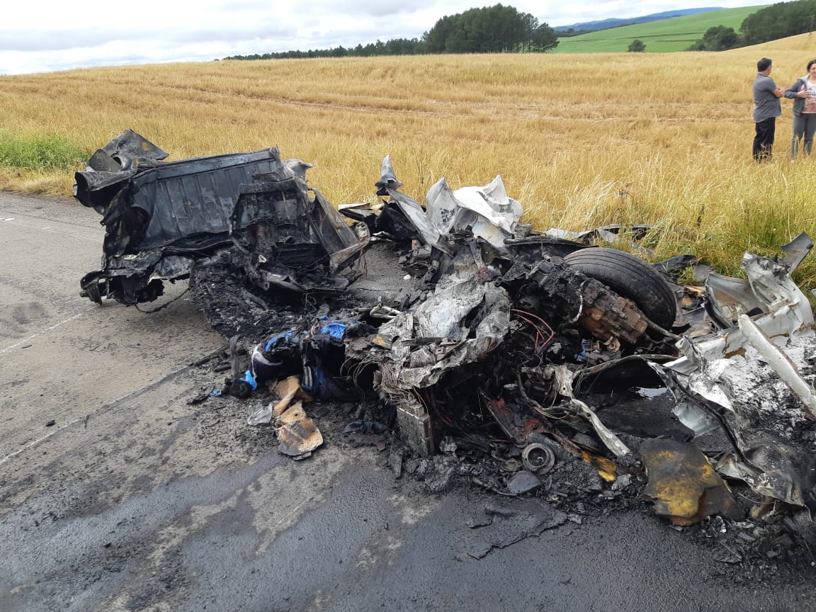 Três pessoas da mesma família morrem após acidente entre veículos na BR-470