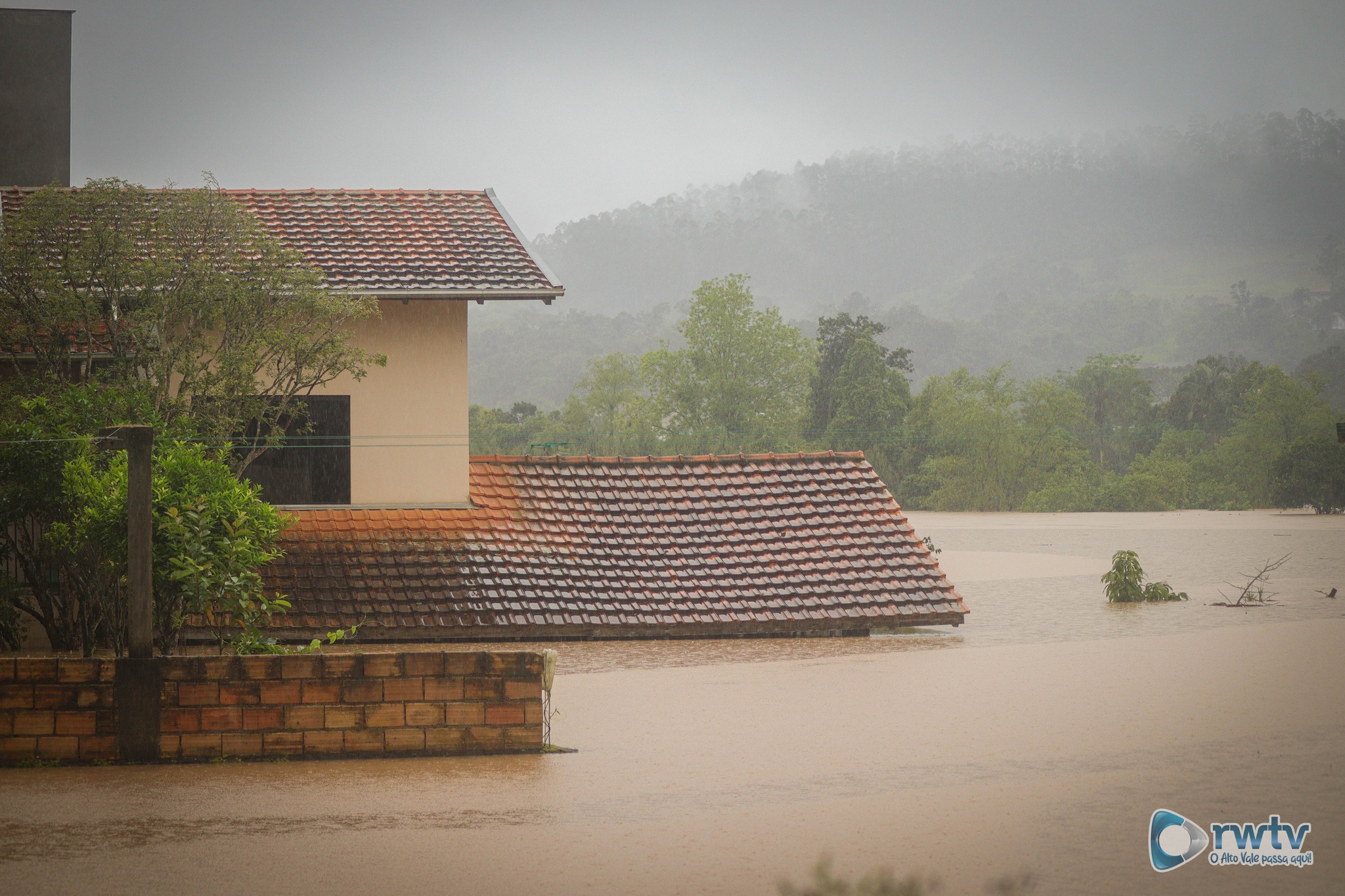 Saúde alerta para o risco do contato com a água de alagamentos e enchentes em Santa Catarina