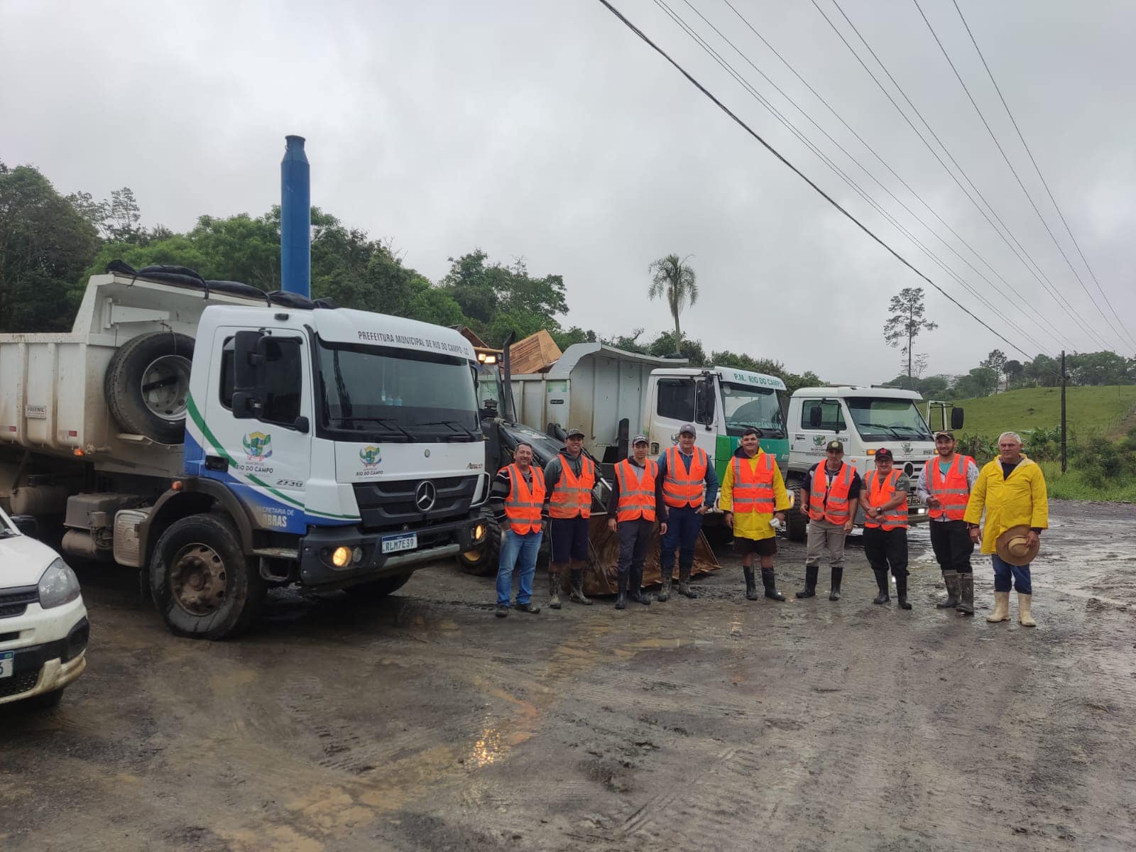 Rio do Campo enviou maquinários e caminhões para auxiliar trabalhos de limpeza em Taió